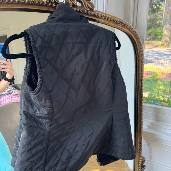 Ariat puffer vest size S - Picture 5 of 5